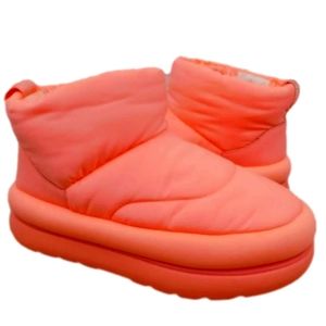 UGG Women's Classic Maxi Mini Bootie Size: 8